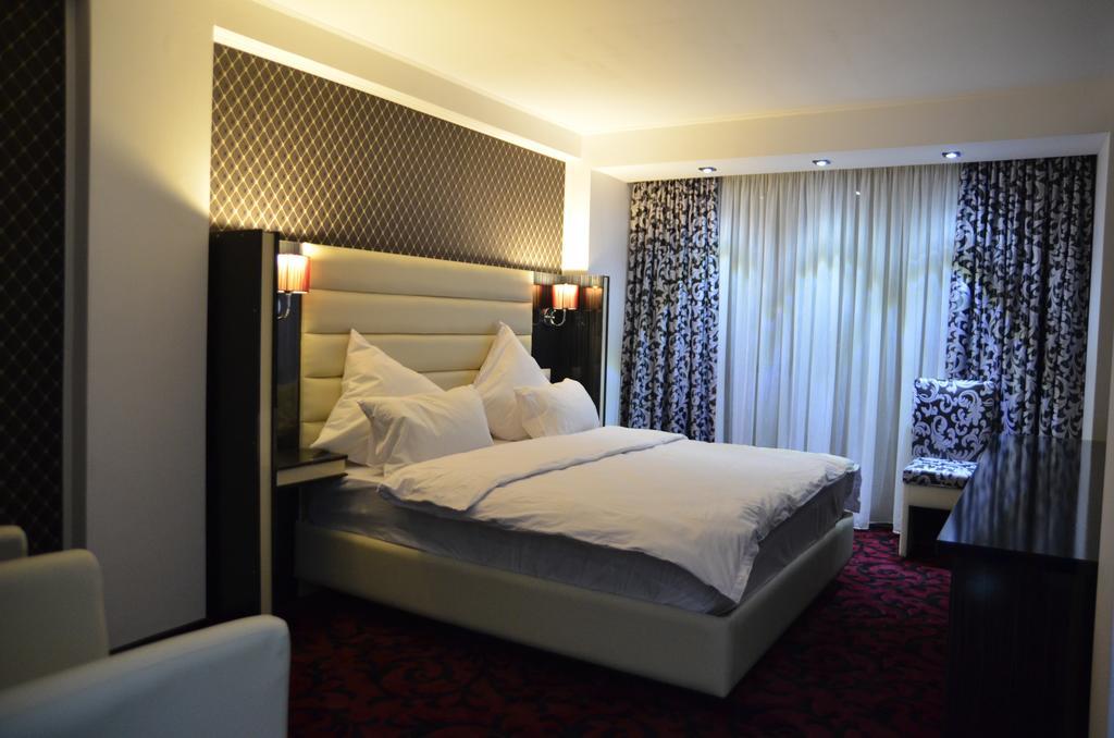 Hotel Articus Craiova Exterior foto