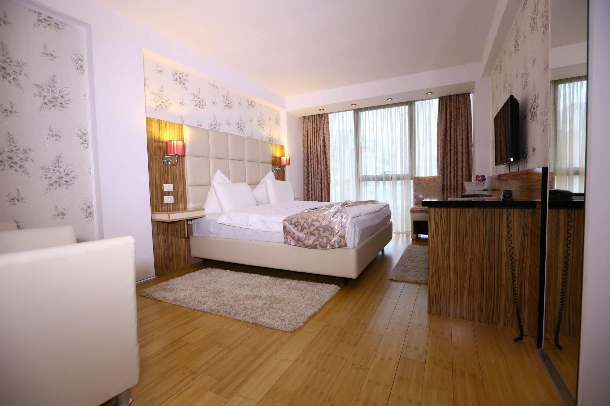 Hotel Articus Craiova Exterior foto