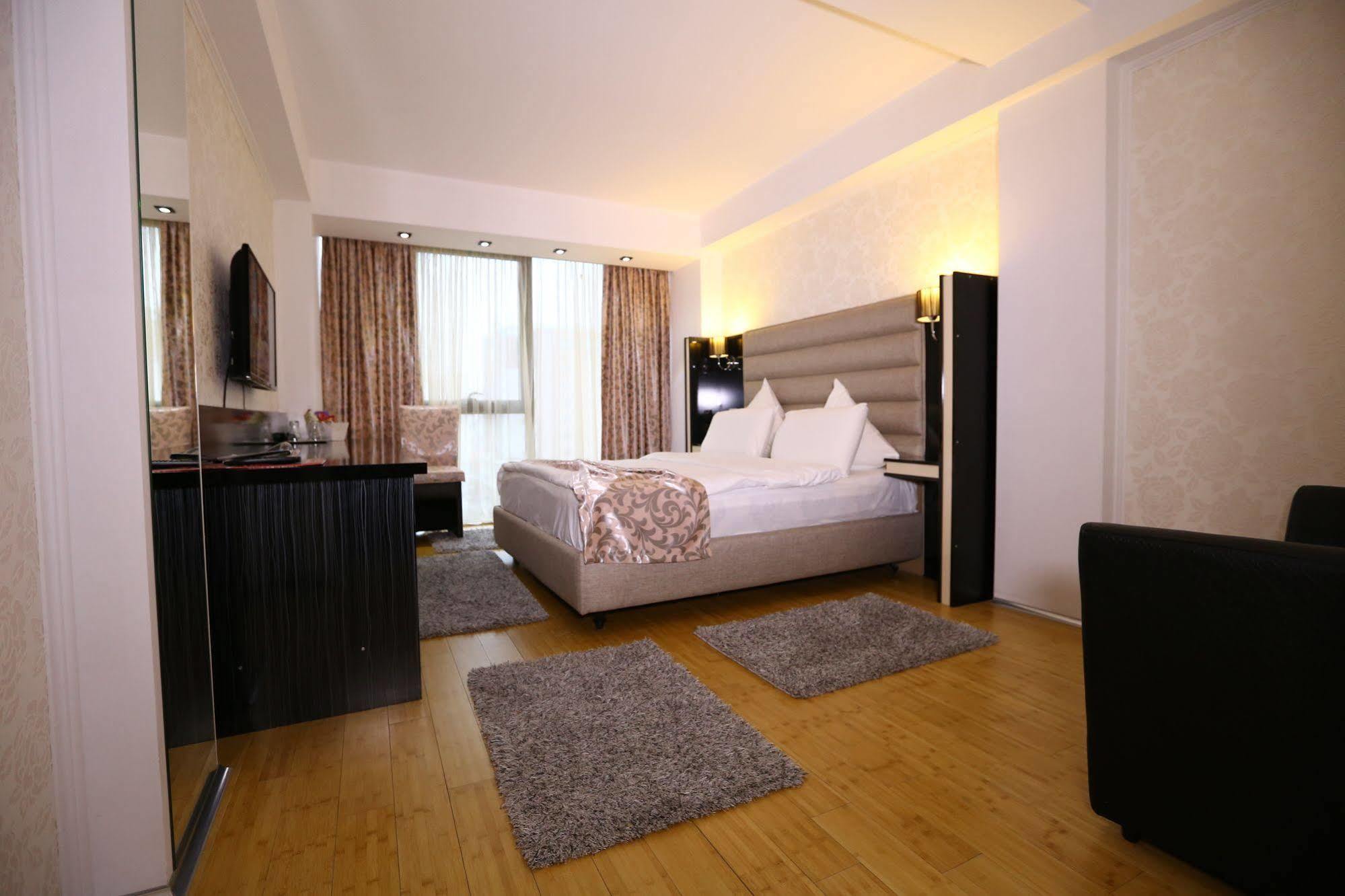 Hotel Articus Craiova Exterior foto