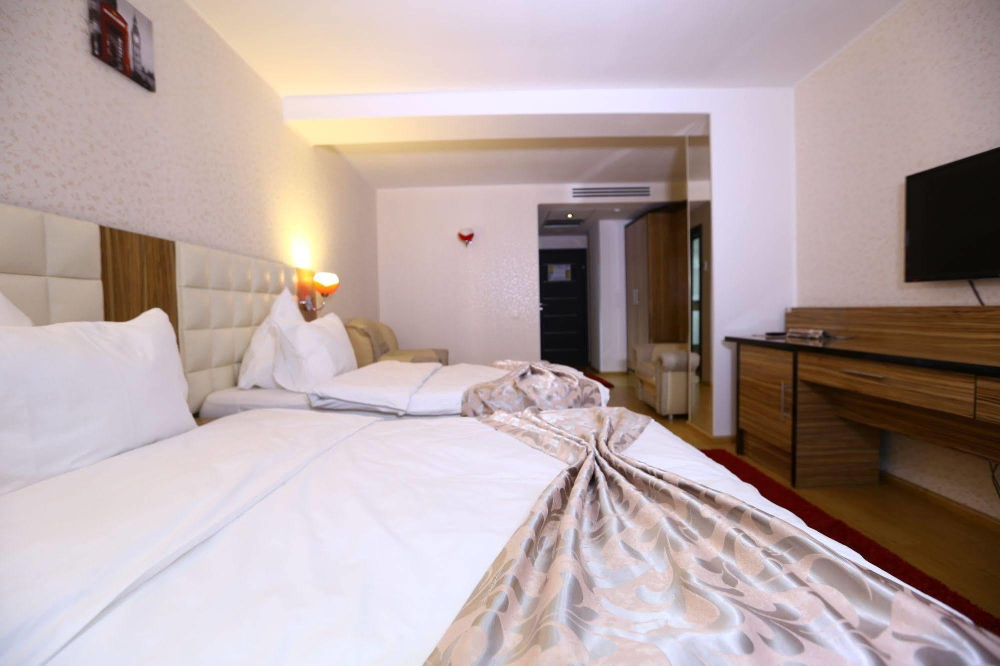 Hotel Articus Craiova Exterior foto