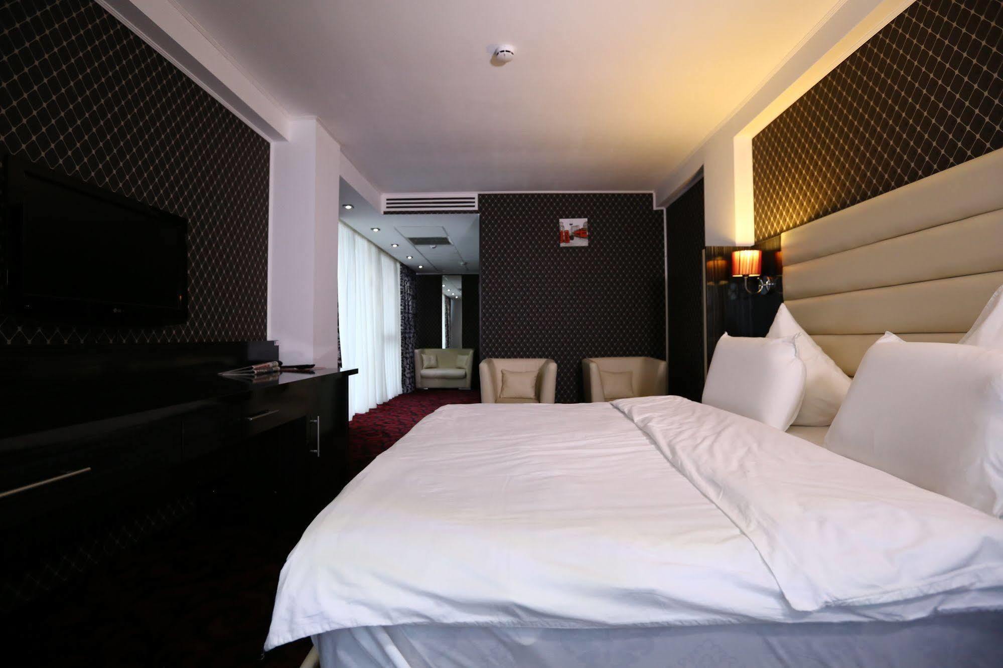 Hotel Articus Craiova Exterior foto
